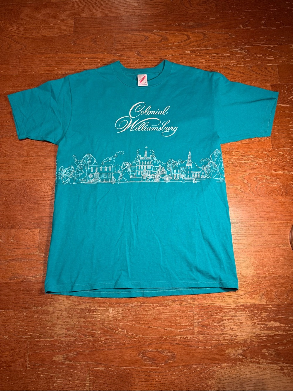 Vintage Colonial Williamsburg Wrap Around Graphic Tee